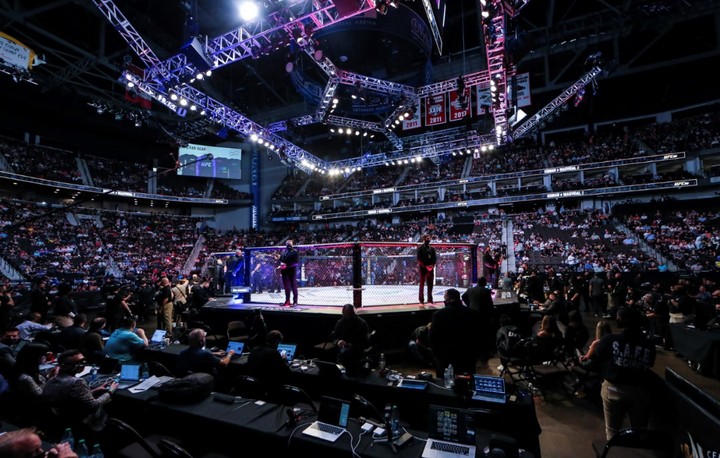 MMA bojovník sa bizarne zranil o toaletnú misu